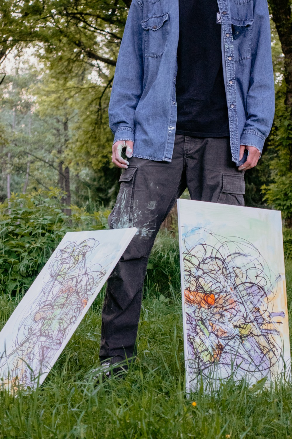 Filip Kotian a jeho maľby vytvorené v Mestskom parku v Prievidzi má položené pri nohách.